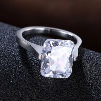 Zásnubný prsteň z ocele striebornej farby, číry brúsený kamienok - Solitér